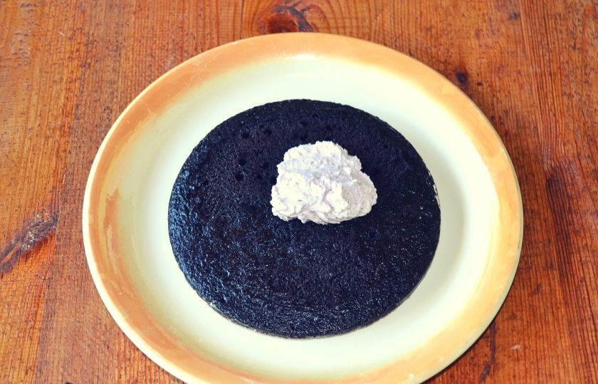 1. Этап. Торт Темный Ларри: Полностью остывшие коржи перемазываем кремом. Если верхушка слишком поднялась, срезаем аккуратно ножом, чтобы выровнять корж.