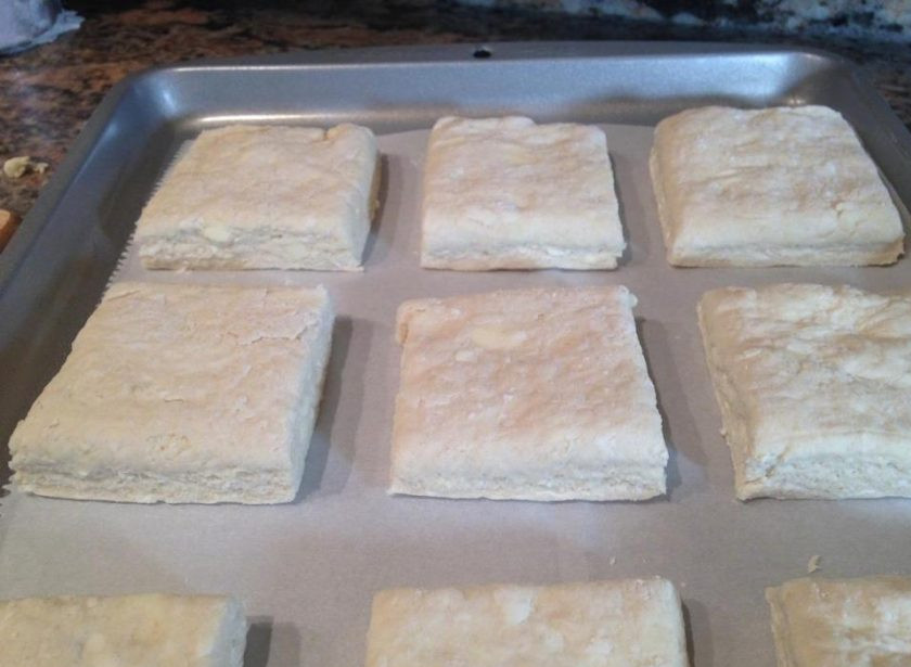 1. Этап. Воздушные слоечки Крем-чиз: Разрежьте тесто на квадраты, уложите на противень, застеленный пергаментной бумагой.