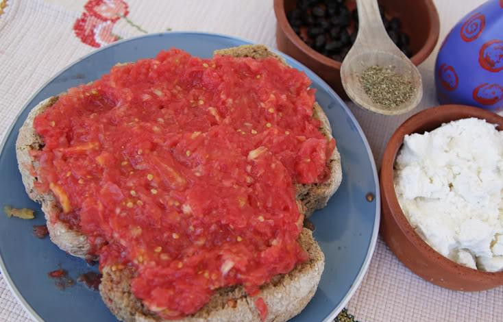 1. Этап. Дакос: Выкладываем томатное пюре на промочившиеся сухарики.