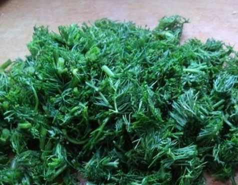 1. Этап. Лепешки вместо хлеба: 2. Промойте укроп под холодной проточной водой. Остатки влаги уберите при помощи бумажного полотенца. Мелко порежьте.