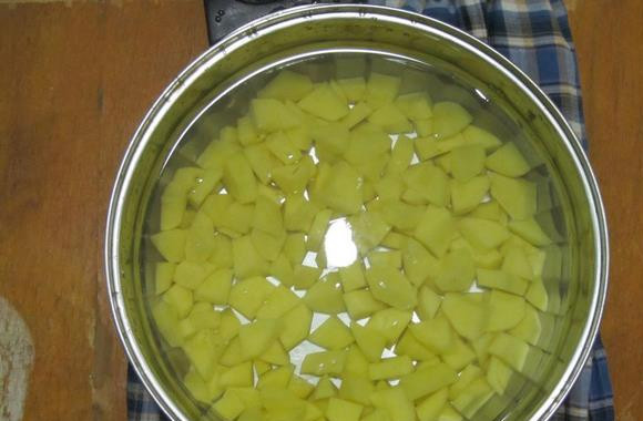 1. Этап. Суп на воде: Все овощи очистите и нарежьте. В кастрюлю с водой положите нарезанный картофель и доведите до кипения, затем убавьте огонь.