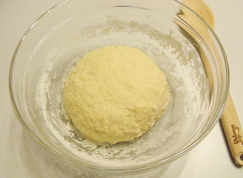 1. Этап. Расстегаи с яблоками: Замесите тесто, накройте его полотенцем и оставьте в тепле для подъема. Времени может понадобиться 1-1,5 часа.