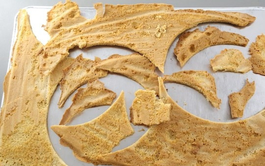 1. Этап. Медовик простой: 11. Все обрезки из коржей выложите обратно на противень и запекайте еще 5-8 минут.