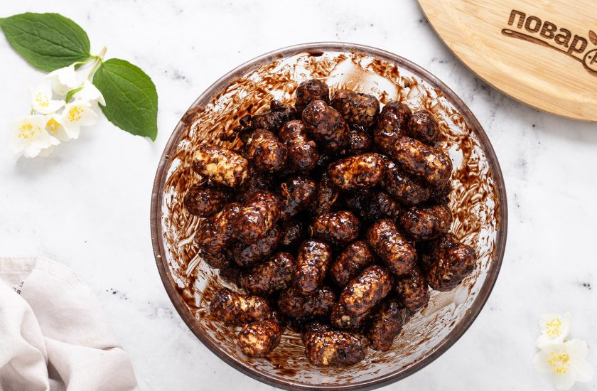 1. Этап. Десерт из кукурузных палочек: Перемешайте так, чтобы смесь равномерно распределилась по всем кукурузным палочкам.