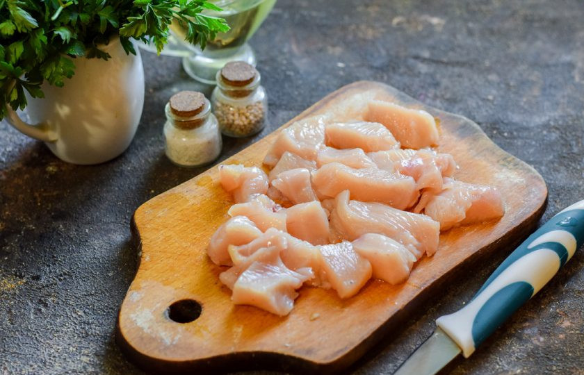 1. Этап. Курица по-шанхайски: Куриное филе нарежьте небольшими по размеру кубиками.