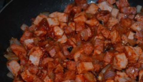 1. Этап. Гуляш из колбасы: 5. Теперь добавьте томатную пасту. И обжаривайте все вместе в течении 2-ух минут.