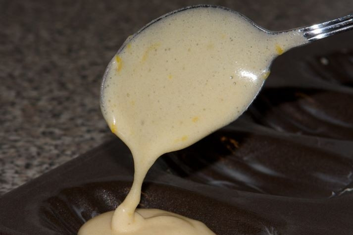 1. Этап. Мадлен: 6. Смажьте формочки маслом во избежание прилипания и заполните их тестом.