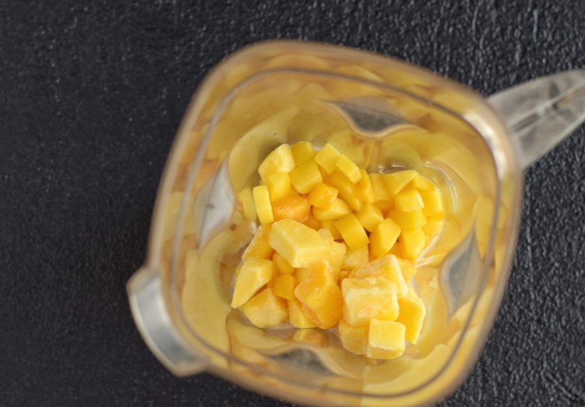 1. Этап. Сорбет из манго: Измельчите в блендере манго, кокосовое молоко и сахар до состояния однородного пюре.