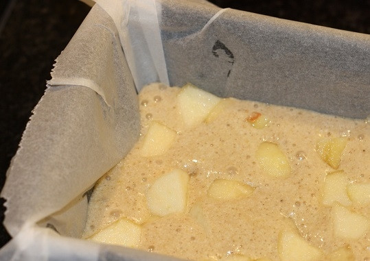 1. Этап. Пирог с медом простой: 6. Жаропрочную форму смажьте маслом и присыпьте мукой или застелите бумагой для выпечки. Выложите тесто, аккуратно распределите яблоки. Вот и все, пирог с медом простой в домашних условиях готов к выпечке.