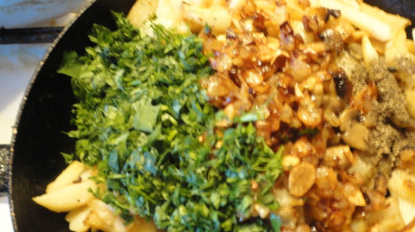 1. Этап. Картошка с луком на сковороде: Грибы, лук, чеснок и зелень добавляем к картошке, хорошо перемешиваем и еще пару минут жарим.