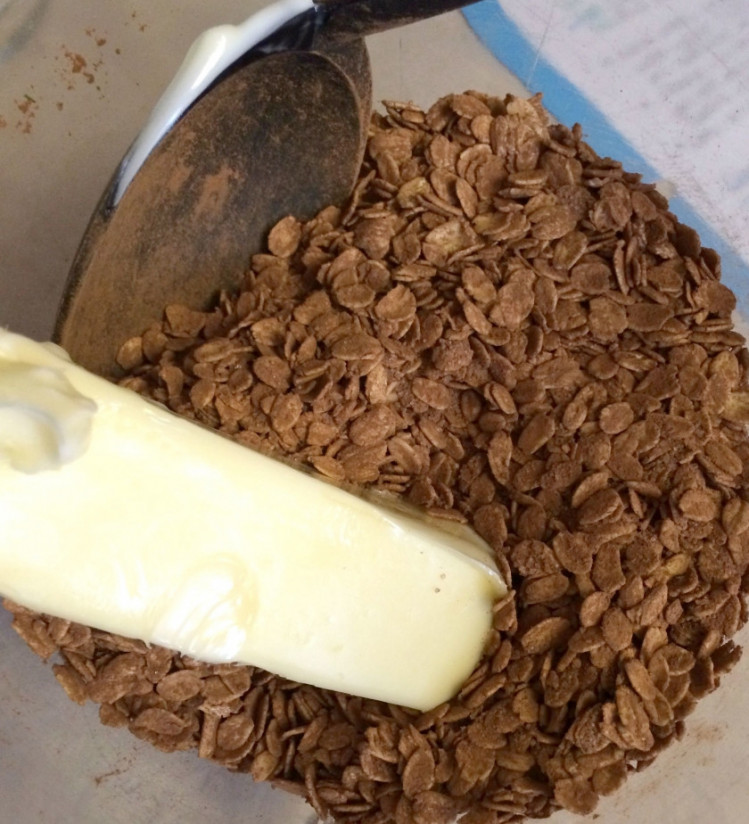 1. Этап. Шведские шоколадные шарики: Добавьте размягченное масло сливочное и замесите массу руками.