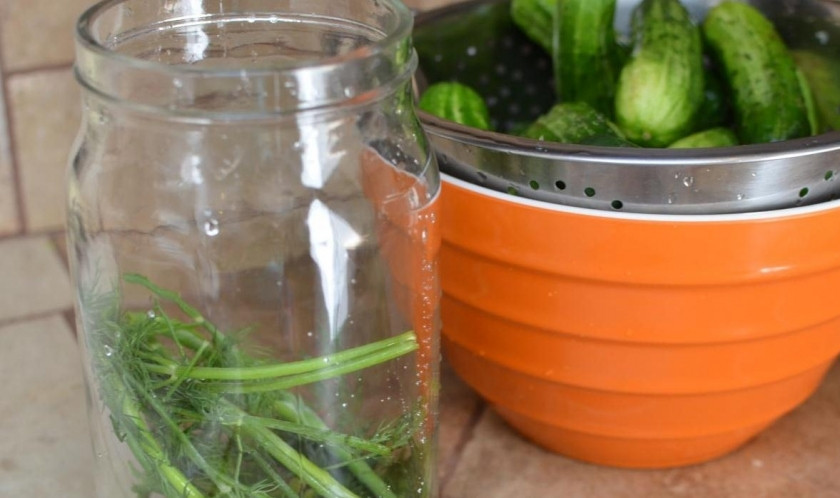 1. Этап. Быстрые маринованные огурцы: В банку сначала укладываем укроп и очищенные и разрезанные пополам зубчики чеснока.