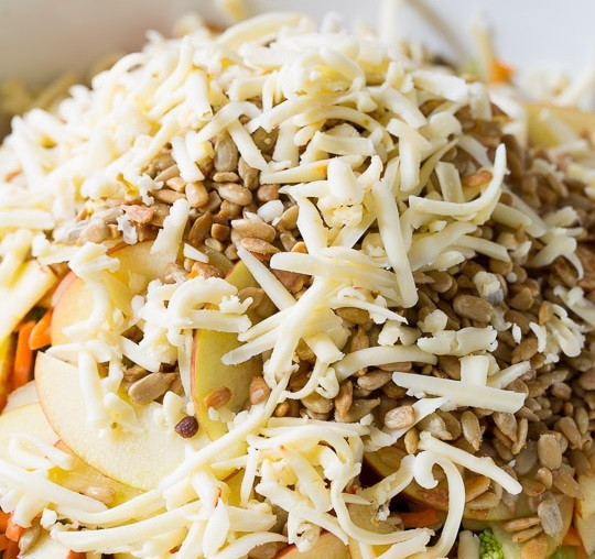 1. Этап. Салат из свежей капусты с яблоком: 4. Твердый сыр измельчаю на крупной терке и добавляю к остальным ингредиентам.