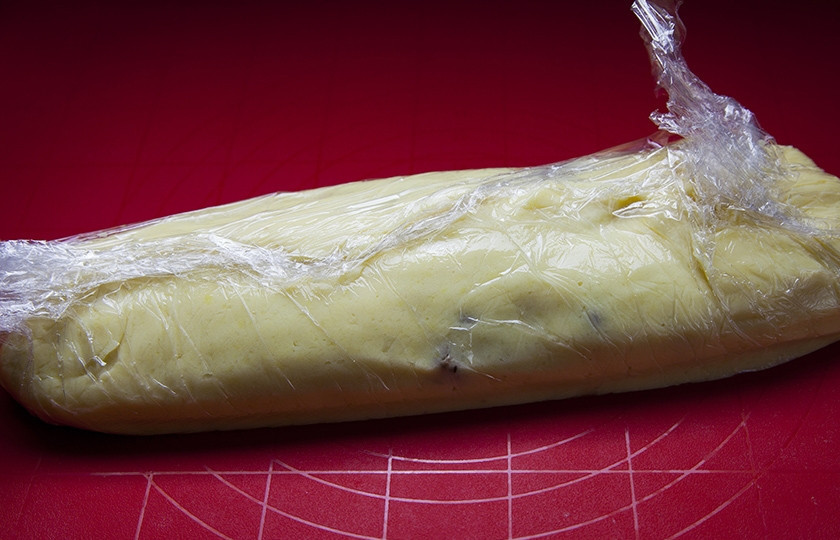 1. Этап. Картофельный рулет с мясом: Сворачиваем пленку, осторожно приподнимая и соединяя концы нашего рулетика. Выкладываем его на пергамент, смазанный маслом.