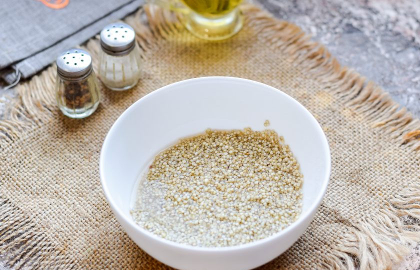 1. Этап. Киноа с индейкой: Киноа залейте водой и оставьте на несколько часов.