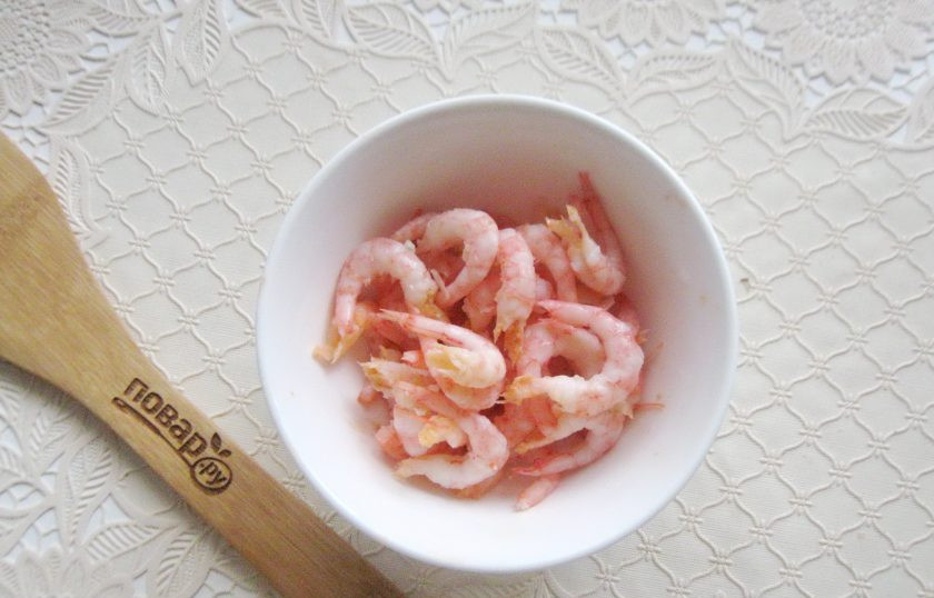 1. Этап. Суп с креветками и лапшой: Варено-мороженые креветки промойте в горячей водой и очистите от панциря.