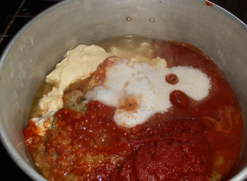 1. Этап. Кабачковая икра с соусом: 5. Когда основная часть воды испарится, можно добавить растительное масло, соль, перец, сахар, майонез. Выложите в кастрюлю 