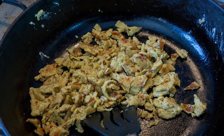 1. Этап. Омлет из яичного порошка: В сковороду наливаем небольшое количество растительного масла и хорошенько нагреваем ее. Выливаем в сковороду приготовленную смесь и жарим до полной готовности, помешивая.