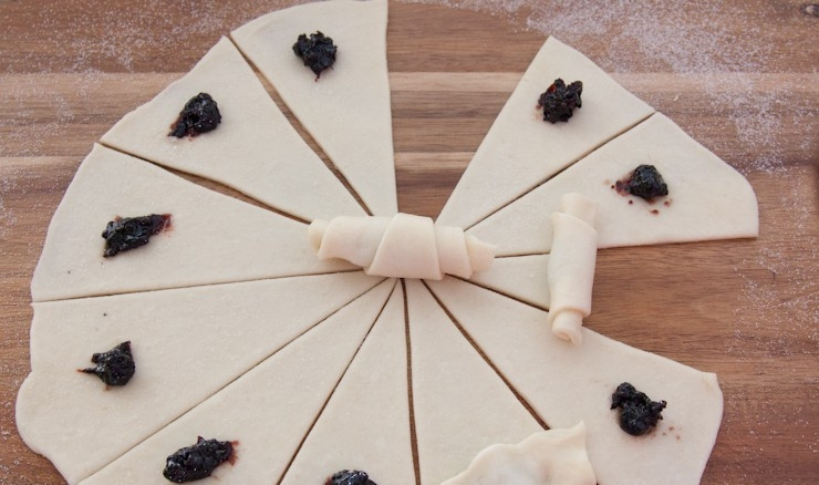 1. Этап. Песочное печенье Аленка в пеленке: Заверните тесто в рогалики. Дайте рогаликам подняться, это может занять до 2 часов.