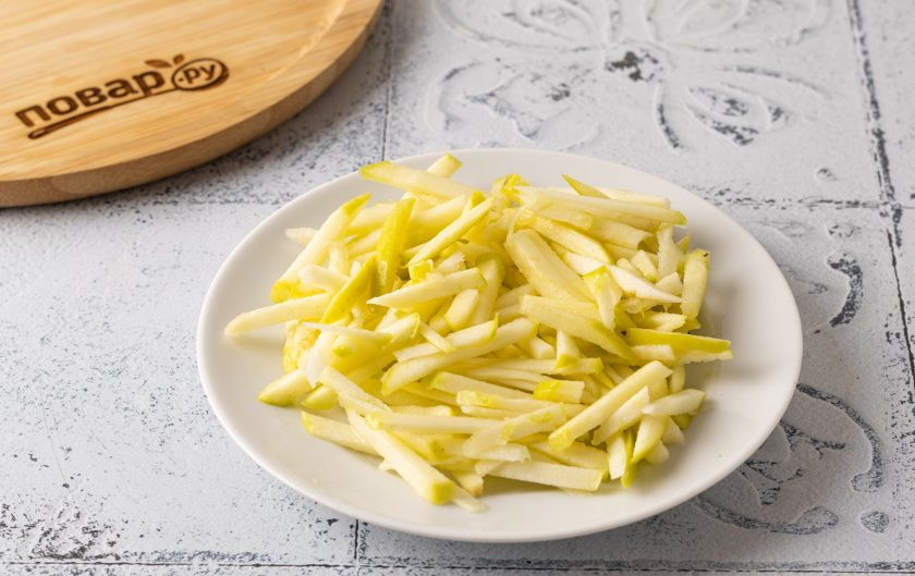 1. Этап. Салат из яблок и огурцов: Яблоко тоже помойте, удалите сердцевину. Нарежьте соломкой или натрите на терке для моркови по-корейски. Полейте лимонным соком, чтобы яблоко не потемнело.