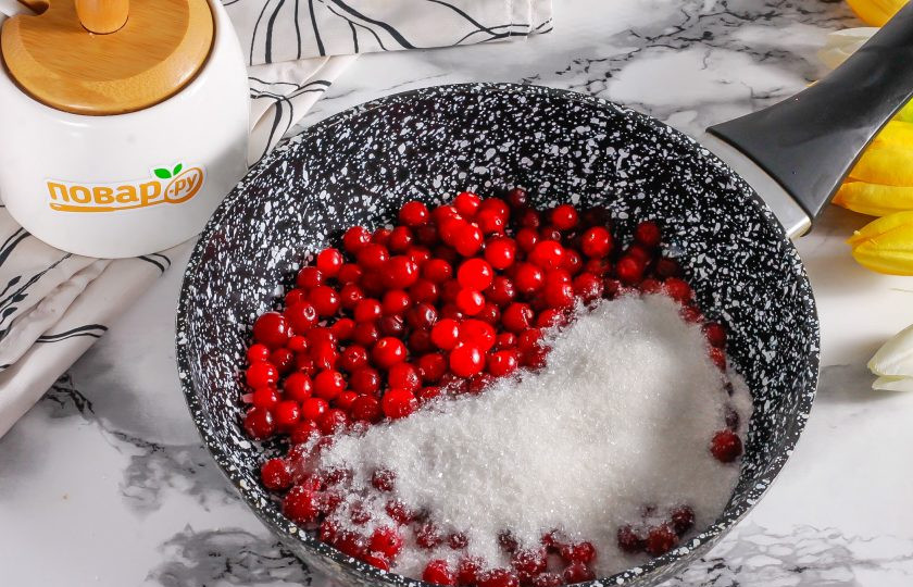 1. Этап. Блины с клюквенной начинкой: Промойте ягоды клюквы в воде и высыпьте их в сковороду или ковш с высокими бортиками. Добавьте сахар и поместите на плиту. Протомите примерно 3-5 минут.