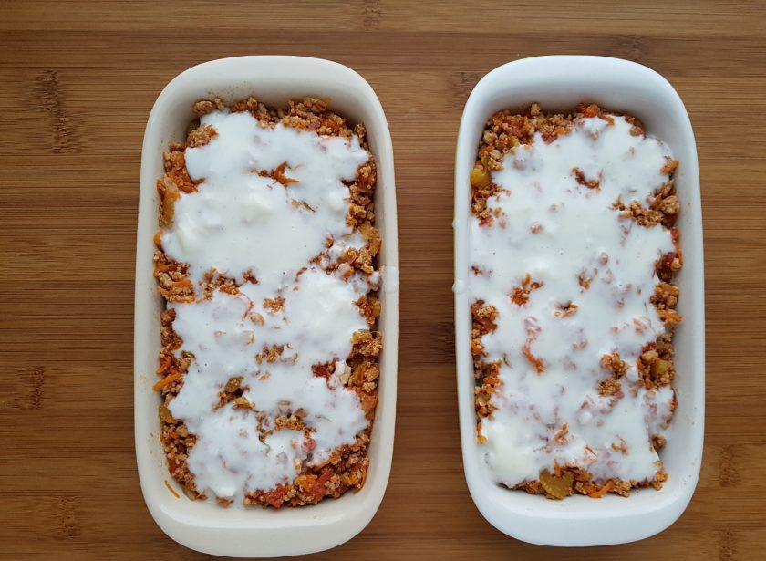 1. Этап. Запеканка по-неаполитански: Сверху фарша налейте немного соуса бешамель.