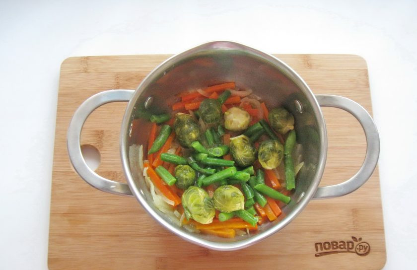 1. Этап. Диетическая рыба с овощами: К моркови и луку добавьте брюссельскую капусту и зеленую фасоль.