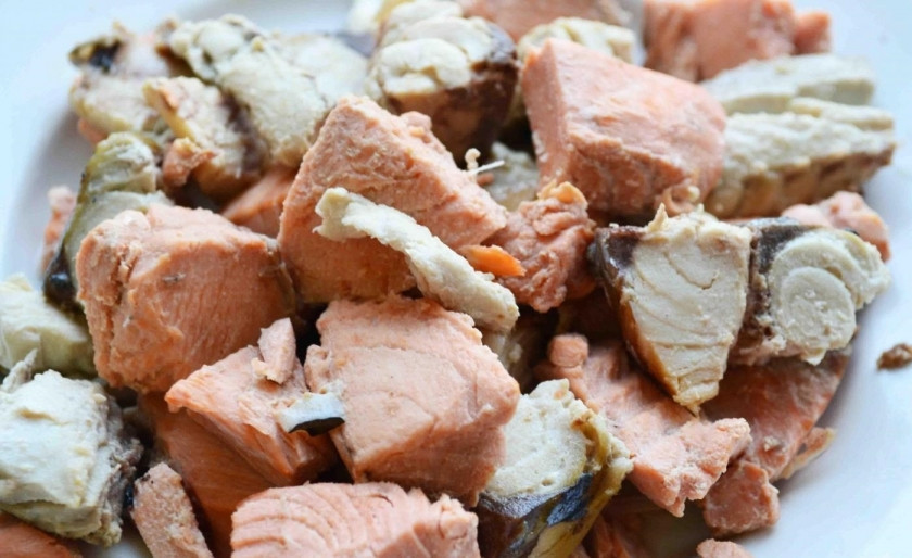 1. Этап. Солянка из рыбы: 7. Рыбный бульон отправляю на огонь, а после закипания опускаю в него все кусочки рыбы и варю их 10-15 минут, затем шумовкой вынимаю и перекладываю в тарелку.