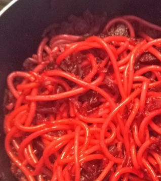 1. Этап. Свекольная паста с кедровыми орехами: За минуту до готовности пасты в кастрюлю добавить свеклу. Свекольная паста приобретает красивый ярко-розовый оттенок. Процедить, оставив стакан воды из под свекольной пасты. Затем, пару минут варить пасту со свеклой, порционно подливая оставшуюся воду до полного перемешивания и кремообразности.