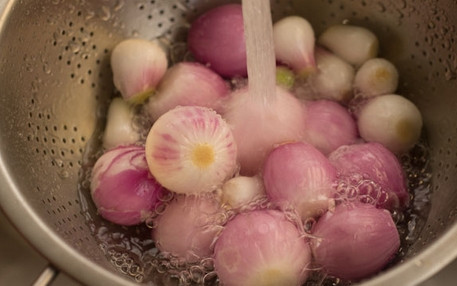 1. Этап. Маринованный шалот: 2. Тщательно промойте под проточной водой.