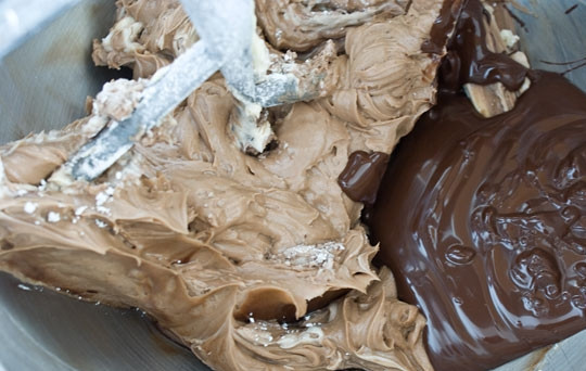 1. Этап. Бисквитный торт с шоколадом: 16. Влейте шоколад.