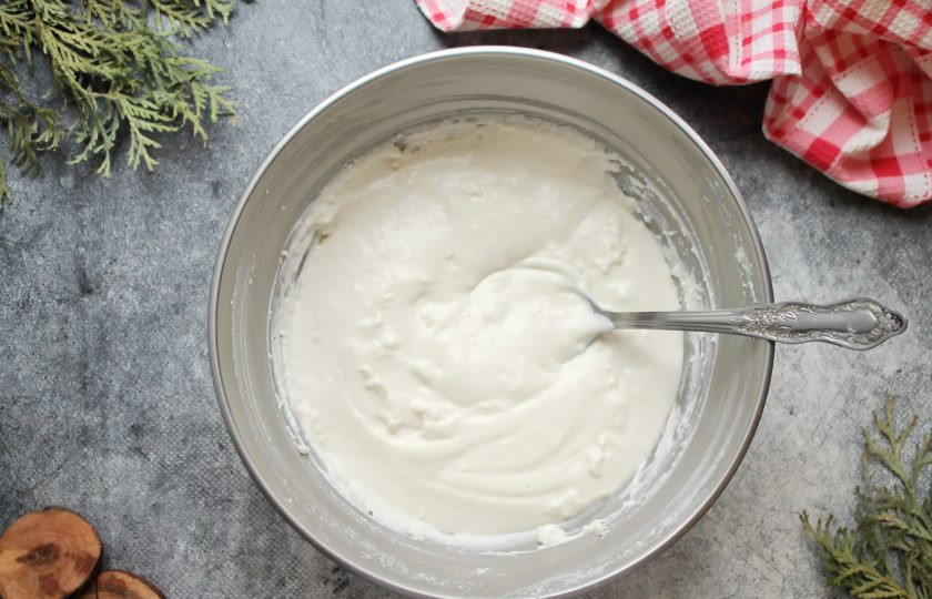 1. Этап. Творог с желатином и печеньем: Взбивая творожную массу на низких оборотах, вливайте желатиновую массу тонкой струйкой. Взбивайте все до объединения.