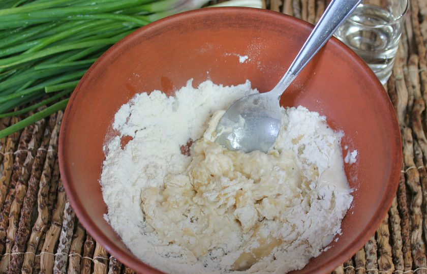 1. Этап. Чуду с зеленым луком: Небольшими порциями добавляем теплую воду и замешиваем тесто. Когда тесто стало эластичным, оставляем его на 10-15 минут.