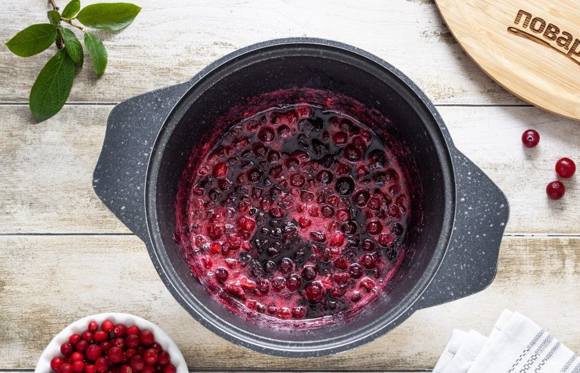 1. Этап. Варенье из клюквы и брусники: Варите на небольшом огне около 40 минут. Периодически помешивайте варенье, а пенку снимайте ложкой. Затем снимите кастрюлю с плиты и дайте варенью полностью остыть.