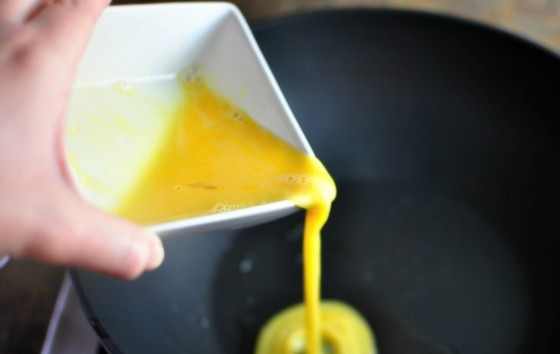 1. Этап. Жареный пряный рис: 3. В большой сковороде разогрейте масло. После влейте к нему яйцо.