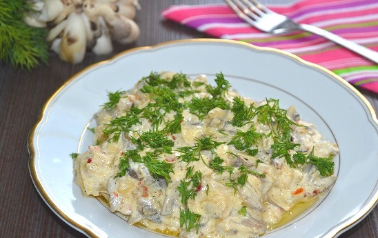 1. Этап. Вешенки в соусе: 12. Перед подачей можно дополнить вешенки свежей зеленью. Приятного аппетита!