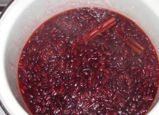 1. Этап. Соус из барбариса: 1. Перед тем, как приготовить соус из барбариса, помойте ягоды в теплой воде. Избавьте их от плодоножек. Дайте стечь лишней влаге. Переложите ягоды в кастрюлю, добавьте туда несколько палочек корицы. Варите до мягкости барбариса.