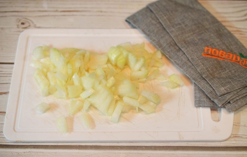 1. Этап. Говядина по-цыгански: 1. Лук почистите и нарежьте кубиком.