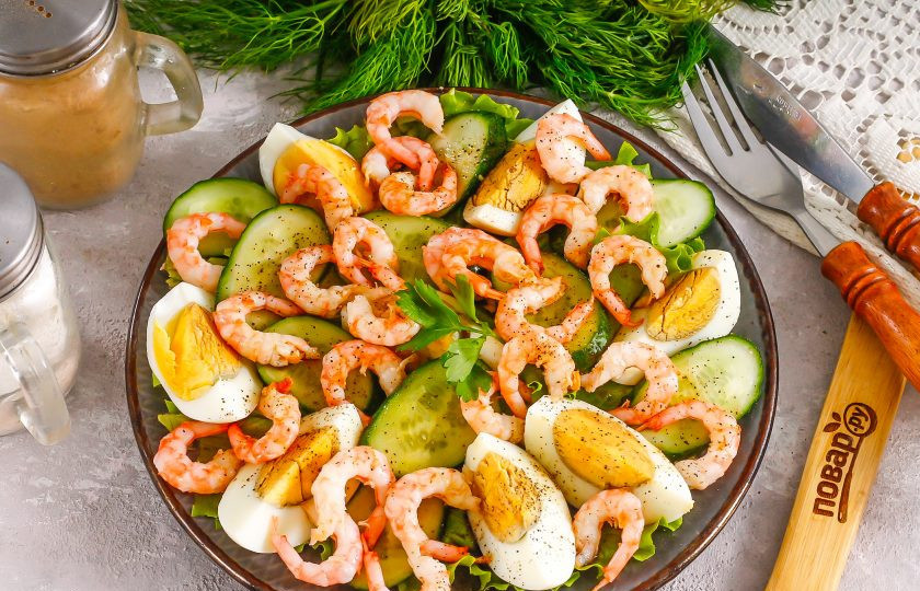 1. Этап. Салат с креветками и соевым соусом: Посолите и поперчите салат, полейте соевым соусом и растительным маслом, лучше использовать оливковое холодного отжима. Подайте блюдо к столу.