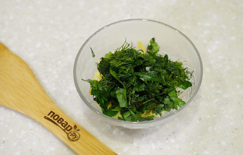 1. Этап. Картошка с копченым сыром: 5. Добавьте к сыру нарезанную зелень.