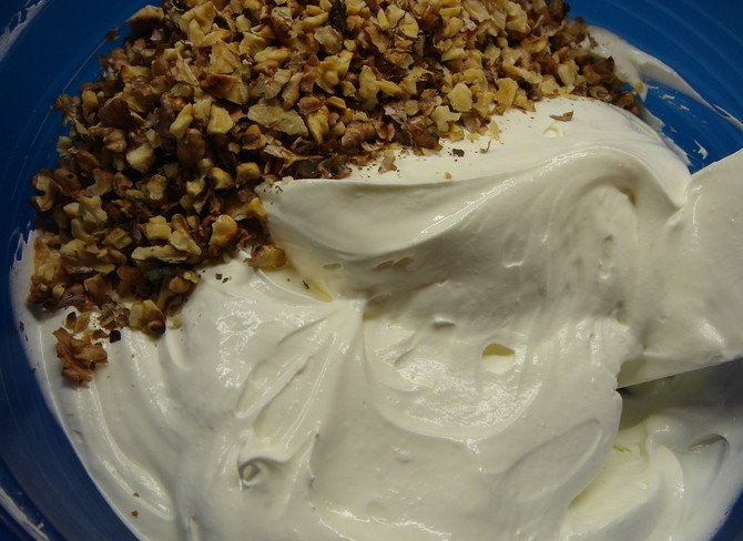 1. Этап. Поль Робсон торт: 4. Жирную сметану смешайте с поджаренными грецкими орехами и сахарной пудрой.