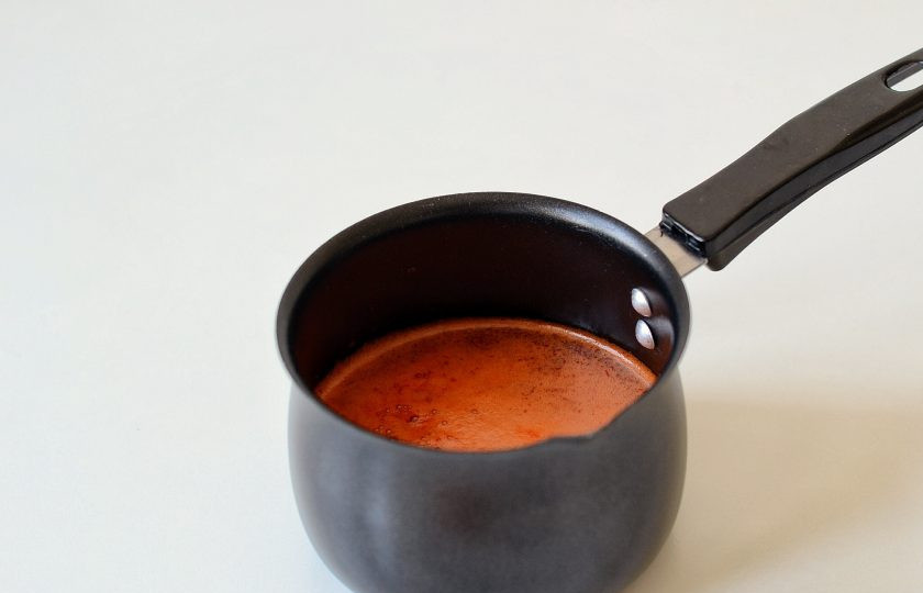 1. Этап. Сладкий соус Чили: Перелейте получившуюся жидкость в кастрюльку или ковшик.