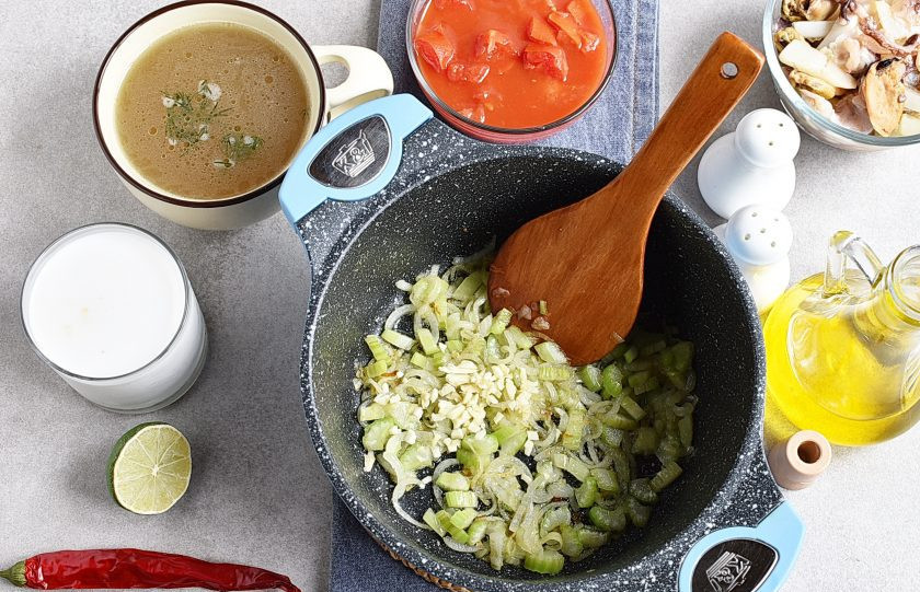 1. Этап. Суп из коктейля морепродуктов: Добавьте рубленый чеснок и прогрейте минуту.