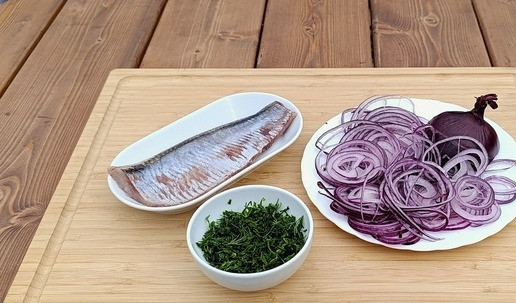 1. Этап. Закуска по-русски: Пока картофель печется, приготовить начинку. Лук максимально тонко порезать кольцами, смешать с солью, сахаром, уксусом и дать постоять (промариноваться) минут 20. Укроп измельчить. Сельдь порезать мелким кубиком.