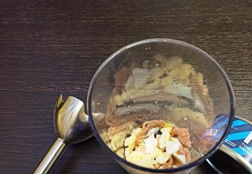 1. Этап. Соус Тоннато с варёным яйцом: В чашу блендера сложить все ингредиенты кроме сока лимона (или лайма). Пробить до гладкости.