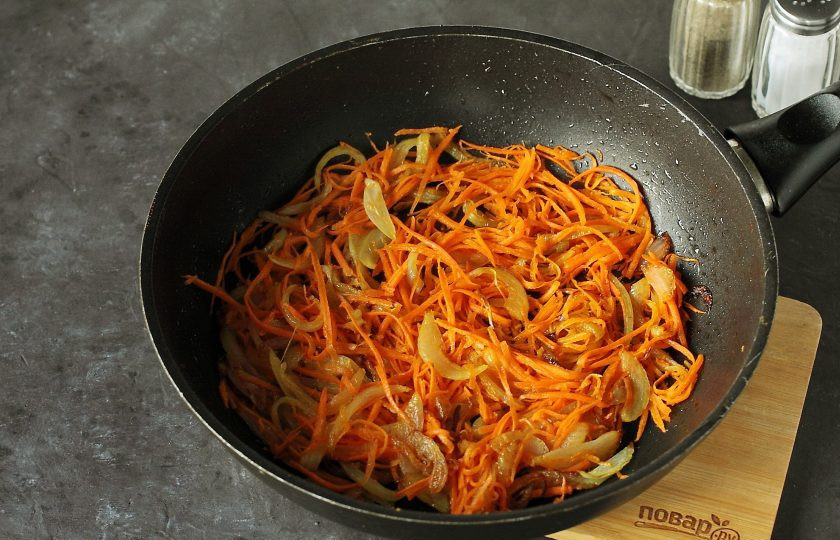 1. Этап. Салат с морковью и солеными огурцами: Перемешайте и сразу снимите с огня.