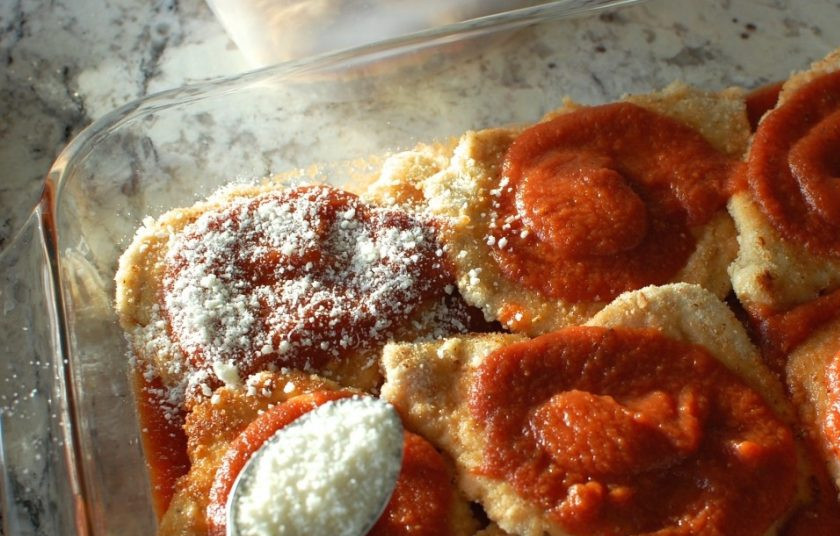 1. Этап. Куриные грудки с сыром в духовке: 10. Посыпьте мясо оставшимся тертым пармезаном.