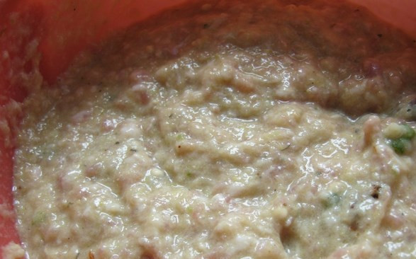 1. Этап. Оладьи из мясного фарша: Чистим и режем лук, кабачок, чеснок. Все вместе измельчите в блендере.