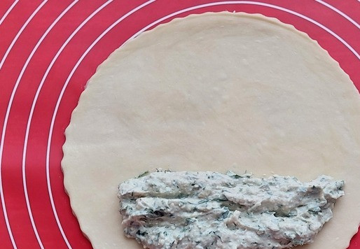 1. Этап. Кутабы с творогом и тунцом: На одну половину кругу выложить по 1 ст. л. начинки.