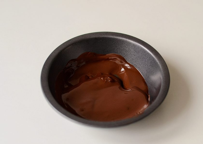 1. Этап. Кофейная панна котта: Шоколад растопите на водяной бане. Добавьте к нему небольшую порцию горячих сливок, перемешайте. Затем влейте шоколад в ковшик к остальным сливкам. Хорошо перемешайте.